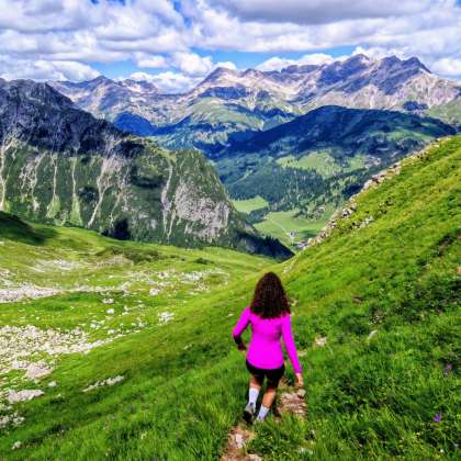 Beachtung von Becken und Beinachse beim Wandern